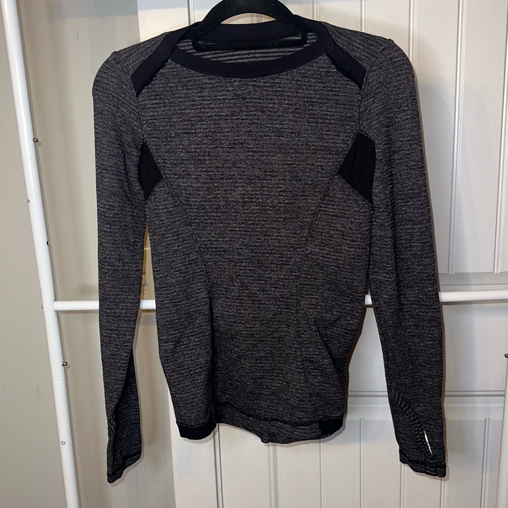Lululemon Size 6 Gray and Black Long Sleeve Top